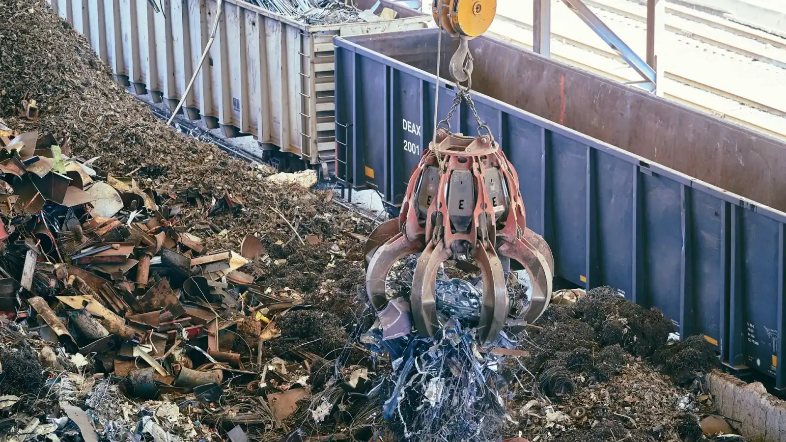 Grab crane loading heavy melting steel scrap